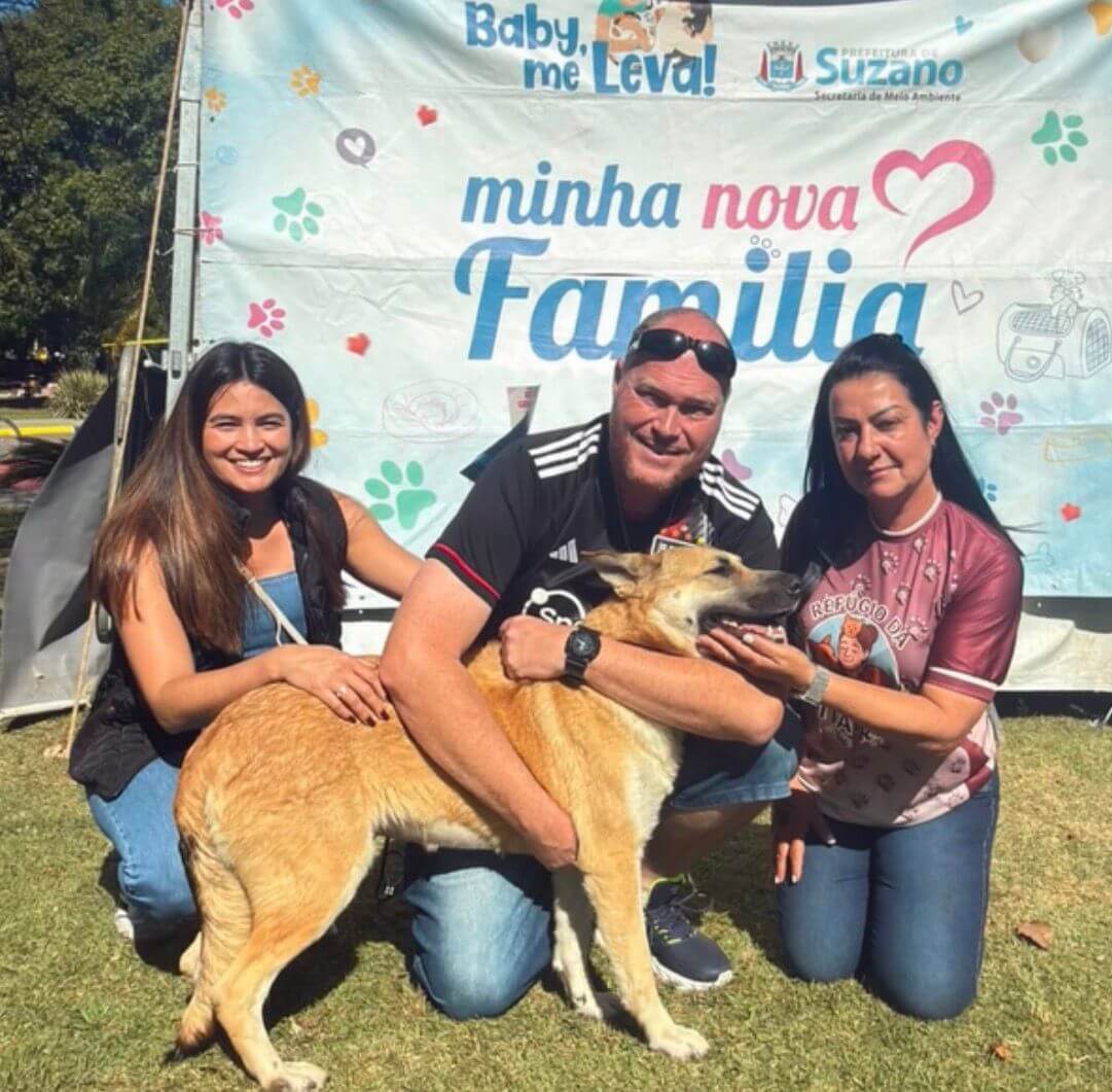 Adotante com o animal adotado no Refúgio dos Anjinhos