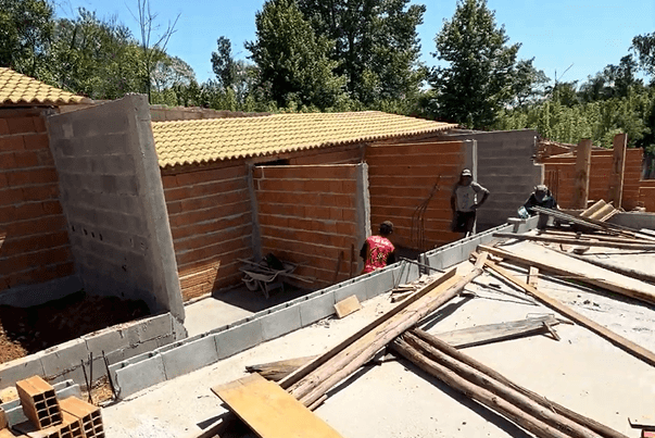 Obra das novas baias do Refúgio dos Anjinhos