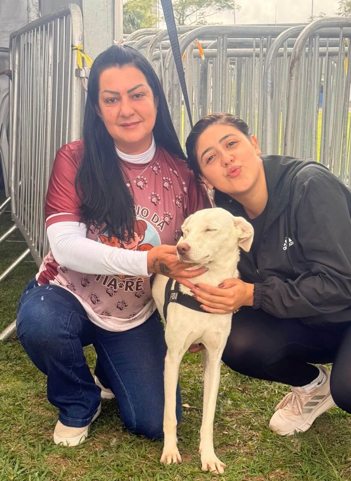 Adotante com o animal adotado no Refúgio dos Anjinhos